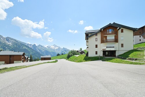 Modern Apartment in Manigod-La Clusaz with Mountain View, Shared Pool & Wi-Fi