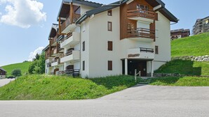 Un edificio de varios pisos con balcones y un letrero que dice 'Le Chalet'.