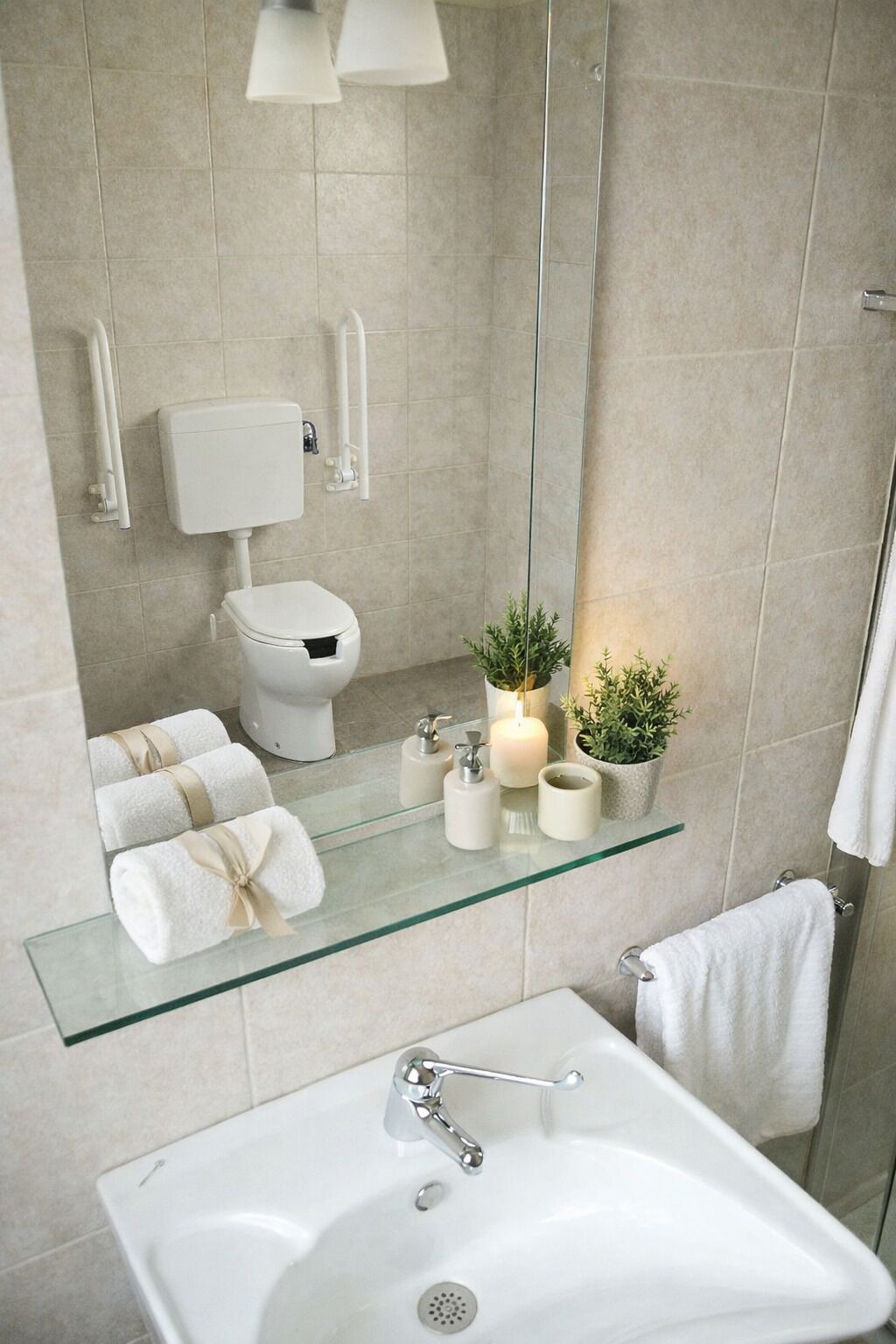 Standard-Doppel- oder -Zweibettzimmer, Blick auf den Innenhof | Badezimmer | Dusche, Haartrockner, Handtücher, Toilettenpapier