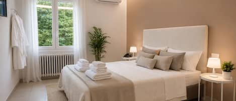 Comfort Double or Twin Room | In-room safe, desk, blackout drapes, soundproofing