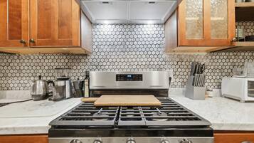 House, 3 Bedrooms | Private kitchen | Fridge, oven, coffee/tea maker, toaster