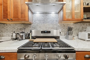 House, 3 Bedrooms | Private kitchen | Fridge, oven, coffee/tea maker, toaster - Modern Farmhouse 3br Tulsa Oasis 3 Bedroom Home (Tulsa)
