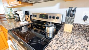 Appartement, 3 chambres | Cuisine privée | Réfrigérateur, four, cafetière/bouilloire, grille-pain
