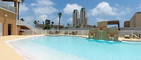 Departamento, 3 habitaciones | Alberca | Alberca al aire libre