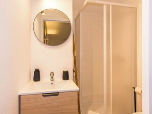 Classic Quadruple Room, City View | Bathroom | Shower, hair dryer, towels, soap - Foral Guest House (Óbidos)