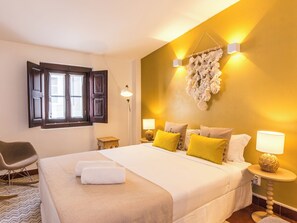 Classic Quadruple Room, City View | Free WiFi - Foral Guest House (Óbidos)