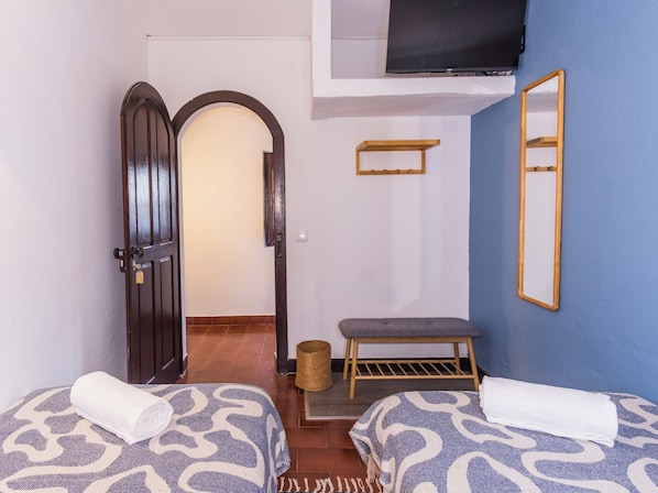 Classic Quadruple Room, City View | Free WiFi - Foral Guest House (Óbidos)