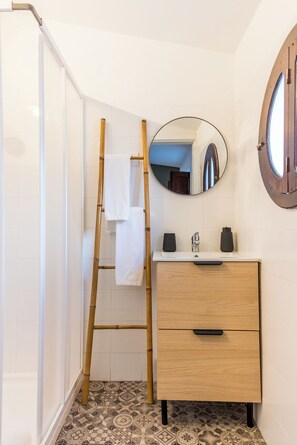 Classic Double Room | Bathroom | Shower, hair dryer, towels, soap - Foral Guest House (Óbidos)