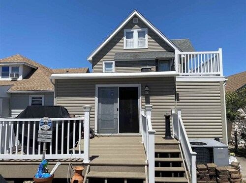 Spacious 6-bedroom house in tranquil Wildwood with AC