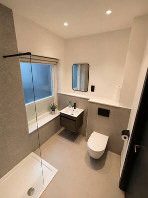 Shower, hair dryer, towels, soap - Luxury Duplex Loft in Manchester City Centre (Manchester)