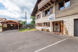 Un bĂątiment dotĂ© dâune façade en bois, dâun balcon et dâune enseigne indiquant quâil sâagit dâun restaurant.