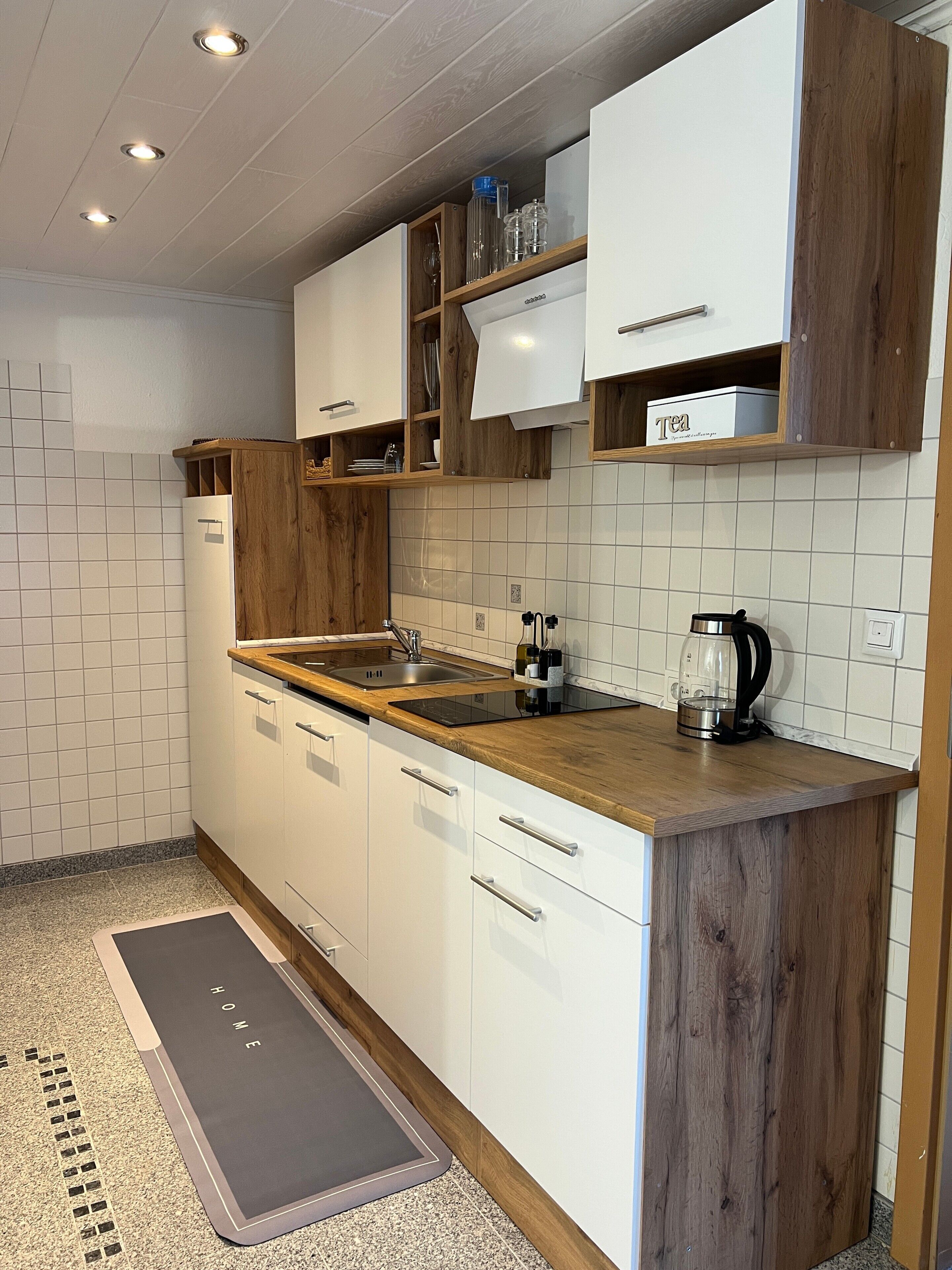 Kühlschrank, Mikrowelle, Herdplatte, Wasserkocher mit Kaffee-/Teezubehör