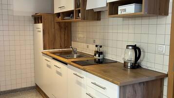 KĂŒhlschrank, Mikrowelle, Herdplatte, Wasserkocher mit Kaffee-/Teezubehör