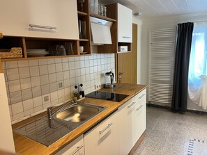 Refrigerador, microondas, parrilla de estufa y cafetera y tetera 