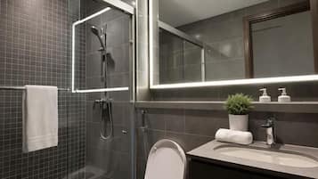 Chambre Double Deluxe, balcon, vue ville | Salle de bain | Articles de toilette gratuits, serviettes fournies, savon, shampoing
