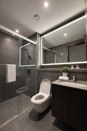 Chambre Deluxe double, balcon, vue sur la ville | Salle de bain | Articles de toilette (gratuits), serviettes fournies, savon, shampooing