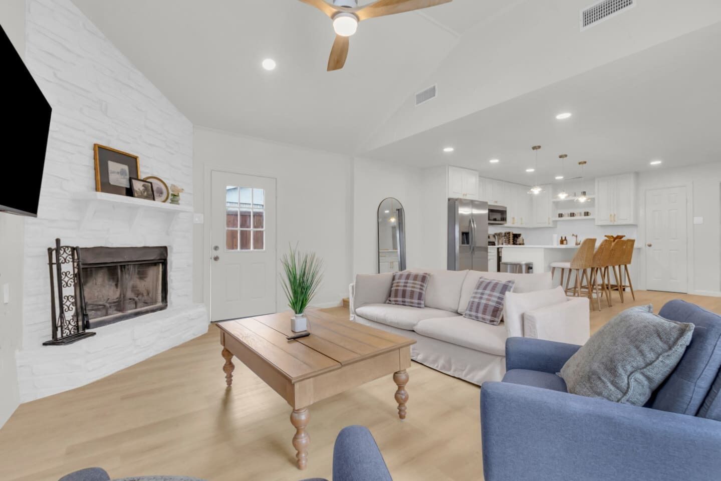 TV, fireplace