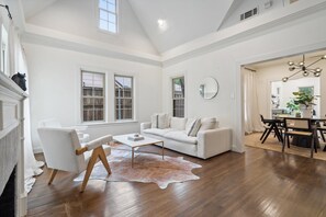 Living area - 4BR Downtown Retreat Near Dallas Love Field w Pool (Dallas)
