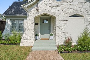 Exterior detail - 4BR Downtown Retreat Near Dallas Love Field w Pool (Dallas)