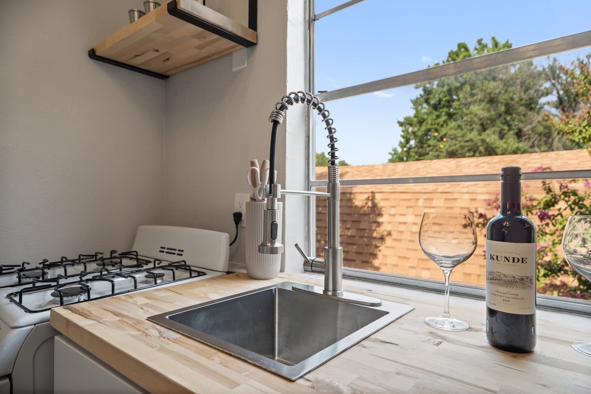 Wasserkocher mit Kaffee-/Teezubehör, Kühlschrank, Mikrowelle, Ofen