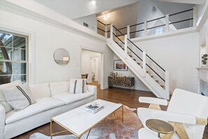 Living area - 4BR Downtown Retreat Near Dallas Love Field w Pool (Dallas)