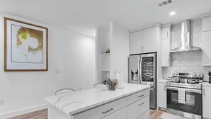 Coffee/tea maker, microwave, oven, stovetop - 3BR Near Dallas Arts Dist. | Rooftop + City Views (Dallas)