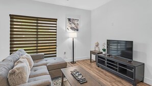 TV - 3BR Near Dallas Arts Dist. | Rooftop + City Views (Dallas)