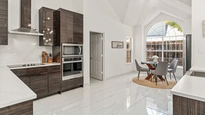 Cafetera y tetera, refrigerador, microondas y horno 