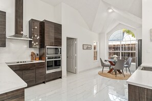 Wasserkocher mit Kaffee-/Teezubehör, Kühlschrank, Mikrowelle, Ofen