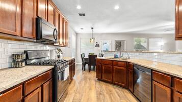 Refrigerador, microondas, horno, placa de cocina