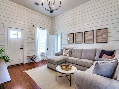 Modern 3BR Farmhouse in Downtown near PGA Frisco