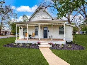 Exterior - Cozy Downtown 3BR Retreat near Lake Ray Roberts (Aubrey)