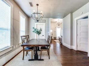 Dining - Cozy Downtown 3BR Retreat near Lake Ray Roberts (Aubrey)