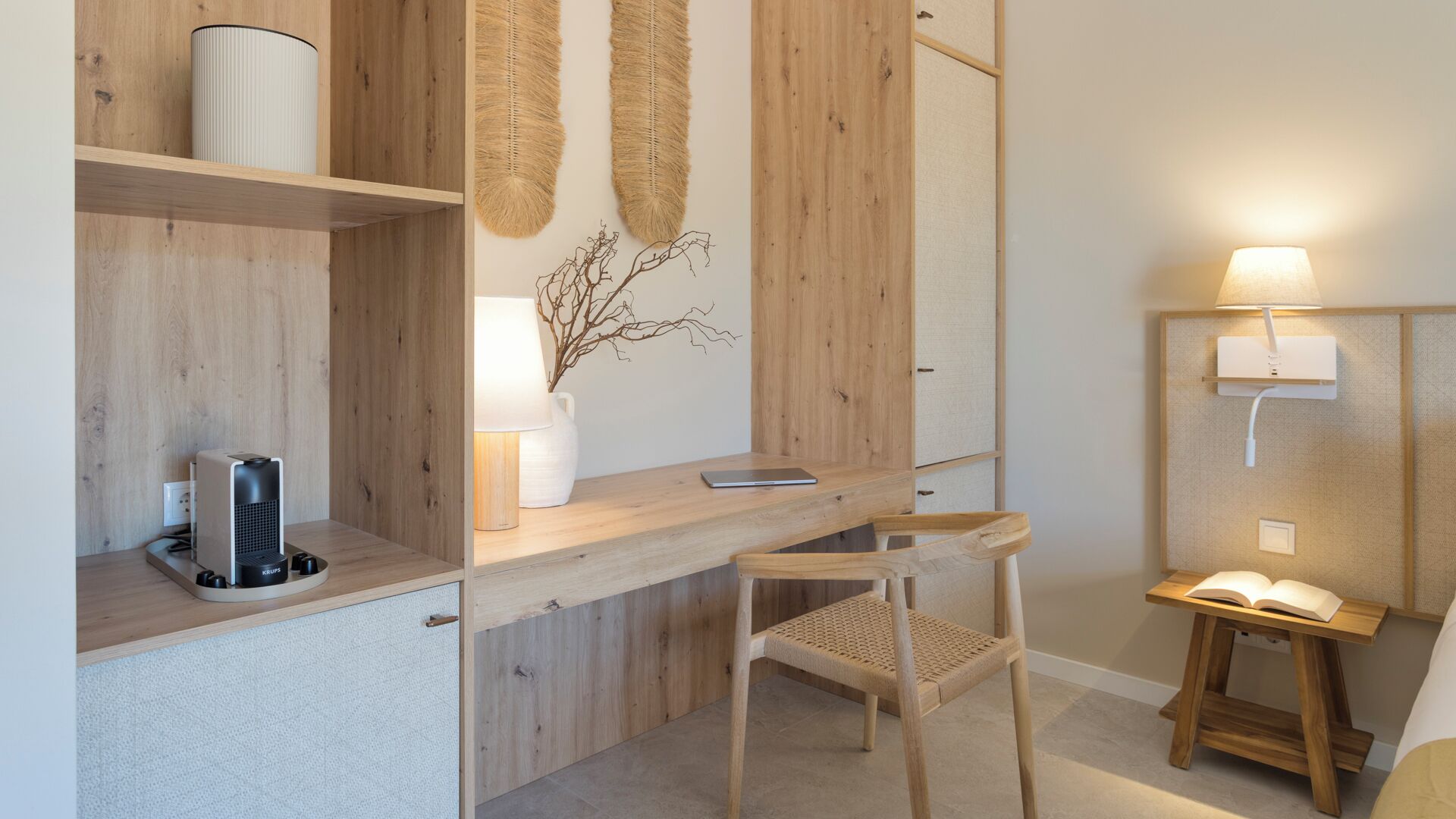 Una habitación moderna con un escritorio de madera, una silla, una lámpara y un radiador.