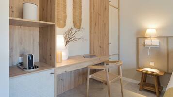 Una habitación moderna con un escritorio de madera, una silla, una lámpara y un radiador.