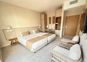 Ropa de cama hipoalergénica, minibar, escritorio y wifi gratis 
