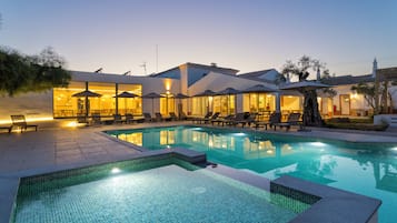 2 outdoor pools