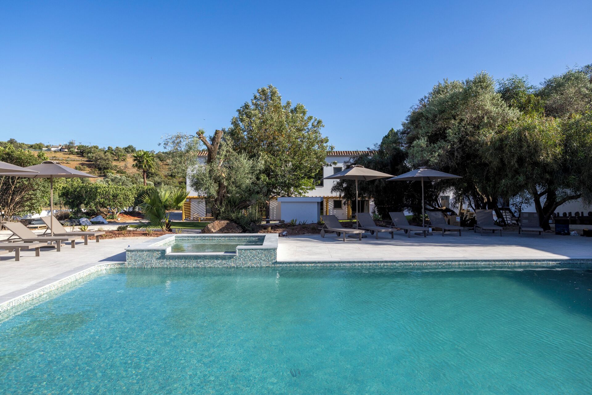 2 outdoor pools