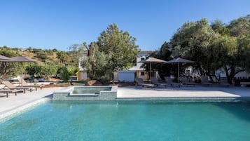 2 outdoor pools