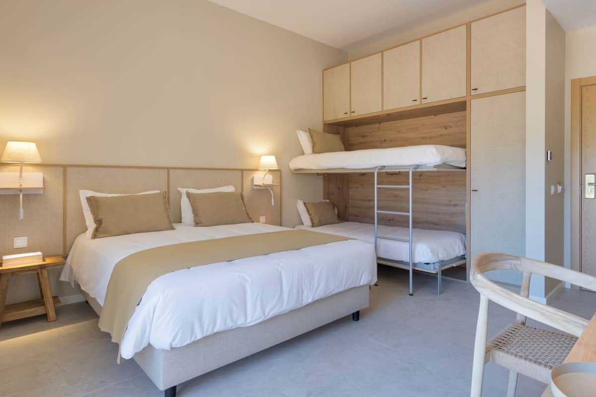 Family Room | Hypo-allergenic bedding, minibar, desk, free WiFi