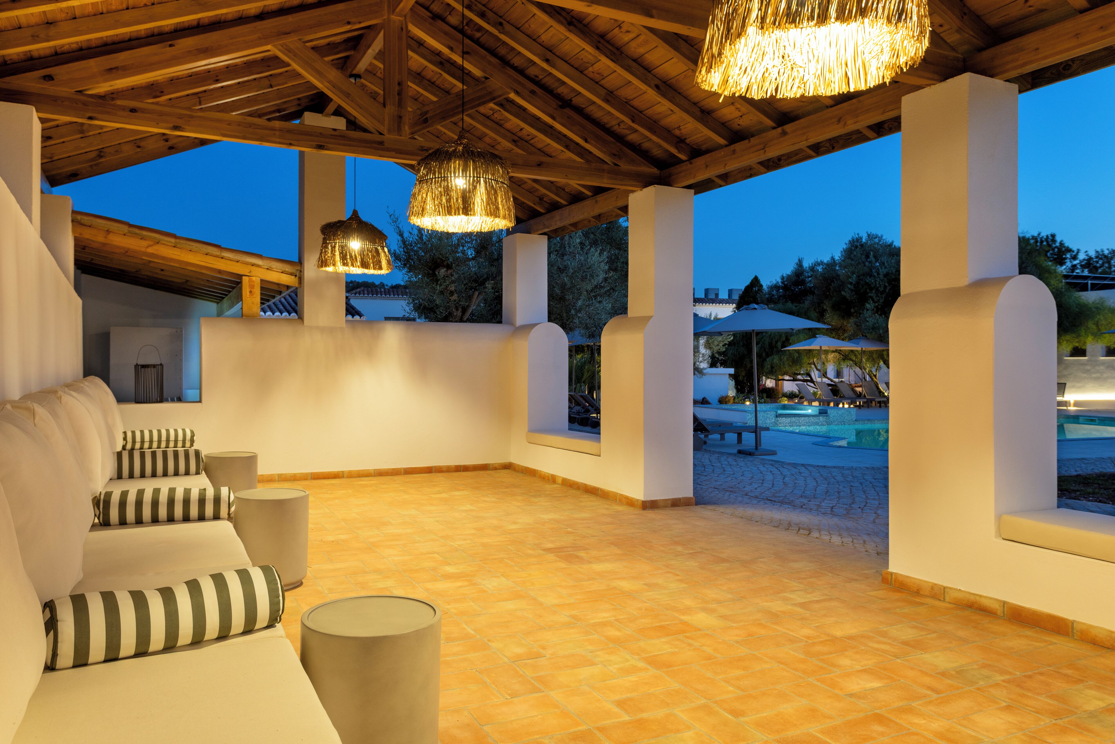 2 outdoor pools