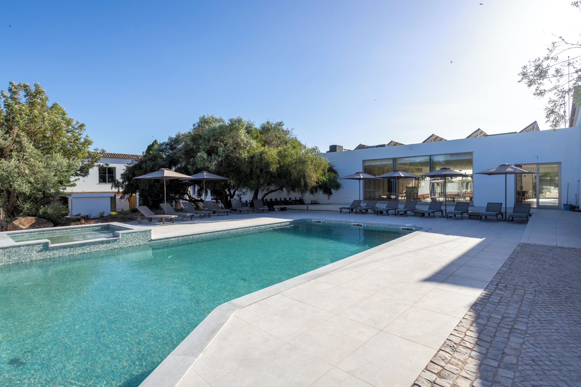 2 outdoor pools