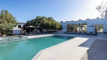2 outdoor pools