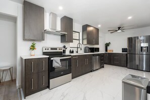 Refrigerador, microondas, horno, placa de cocina