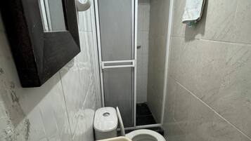 Ducha, toallas, jabón, papel higiénico