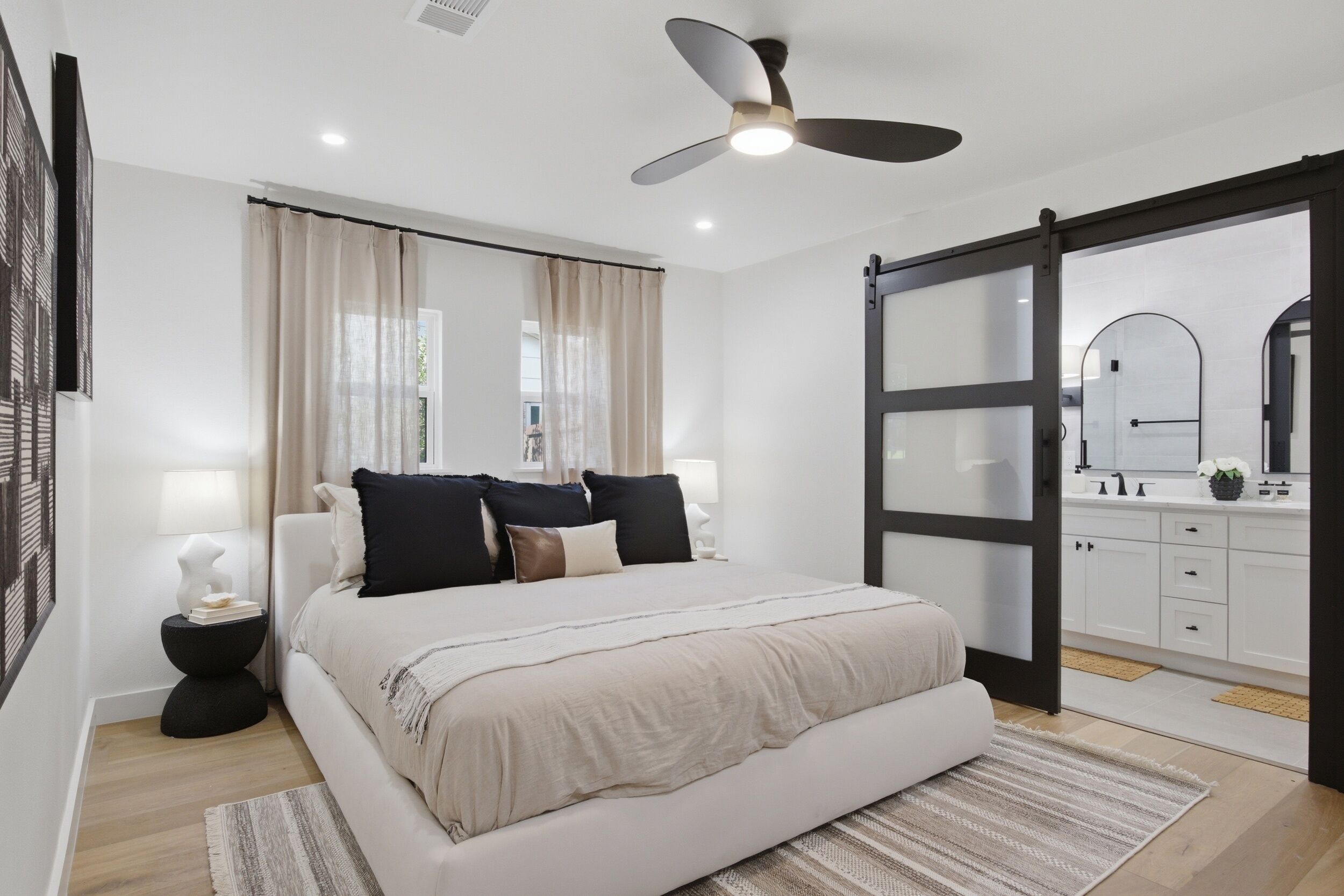 4 habitaciones, tabla de planchar con plancha, internet y ropa de cama 