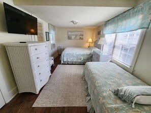 Room - Shipwrecked-In-town, pool, firepit, bonus cottage. (Chincoteague Island)
