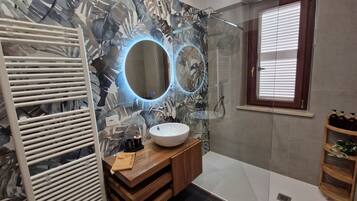 Bidet, towels