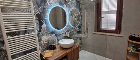 Bidet, towels