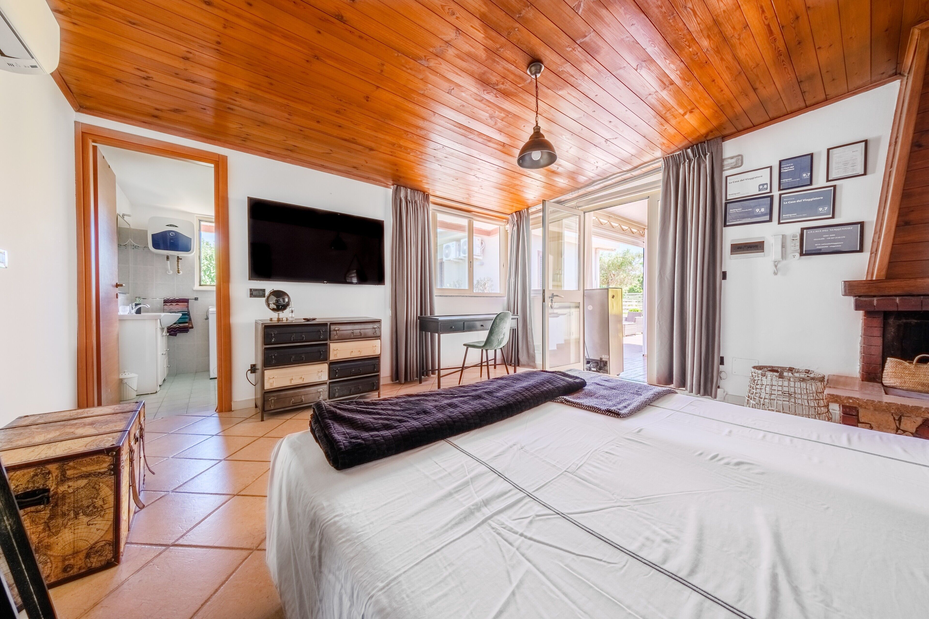 Iron/ironing board, WiFi, bed sheets